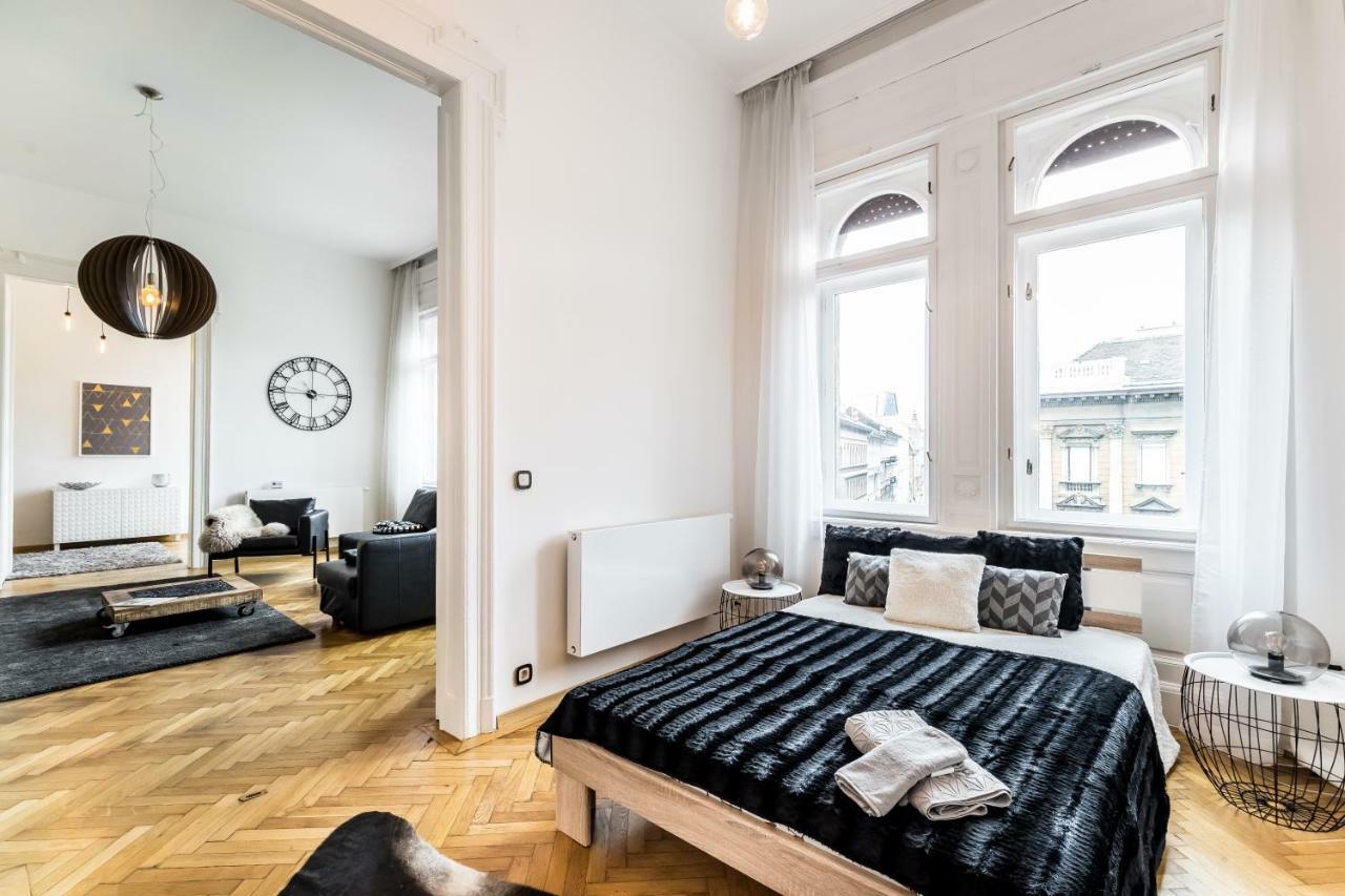 Bpr Luxe De Noir Et Blanc Apartment Budapest Luaran gambar