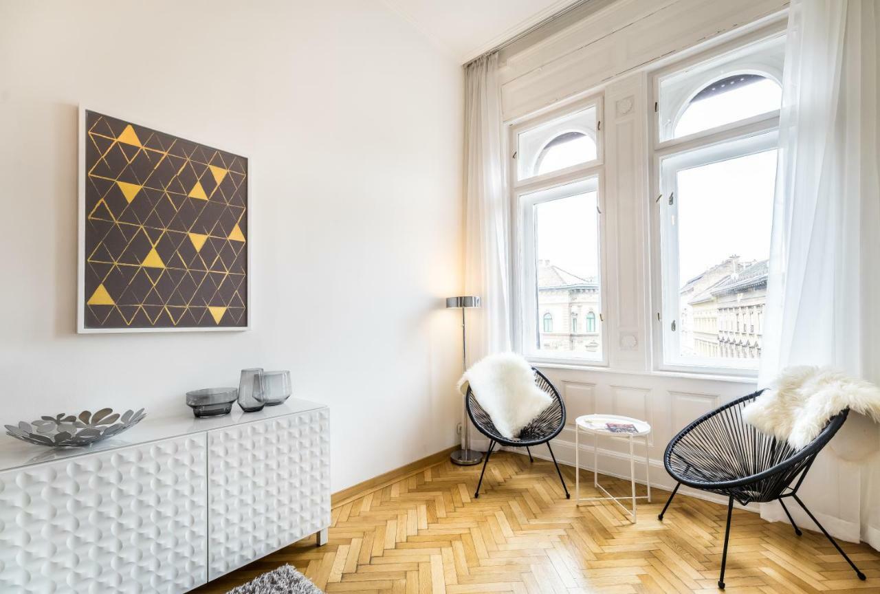 Bpr Luxe De Noir Et Blanc Apartment Budapest Luaran gambar