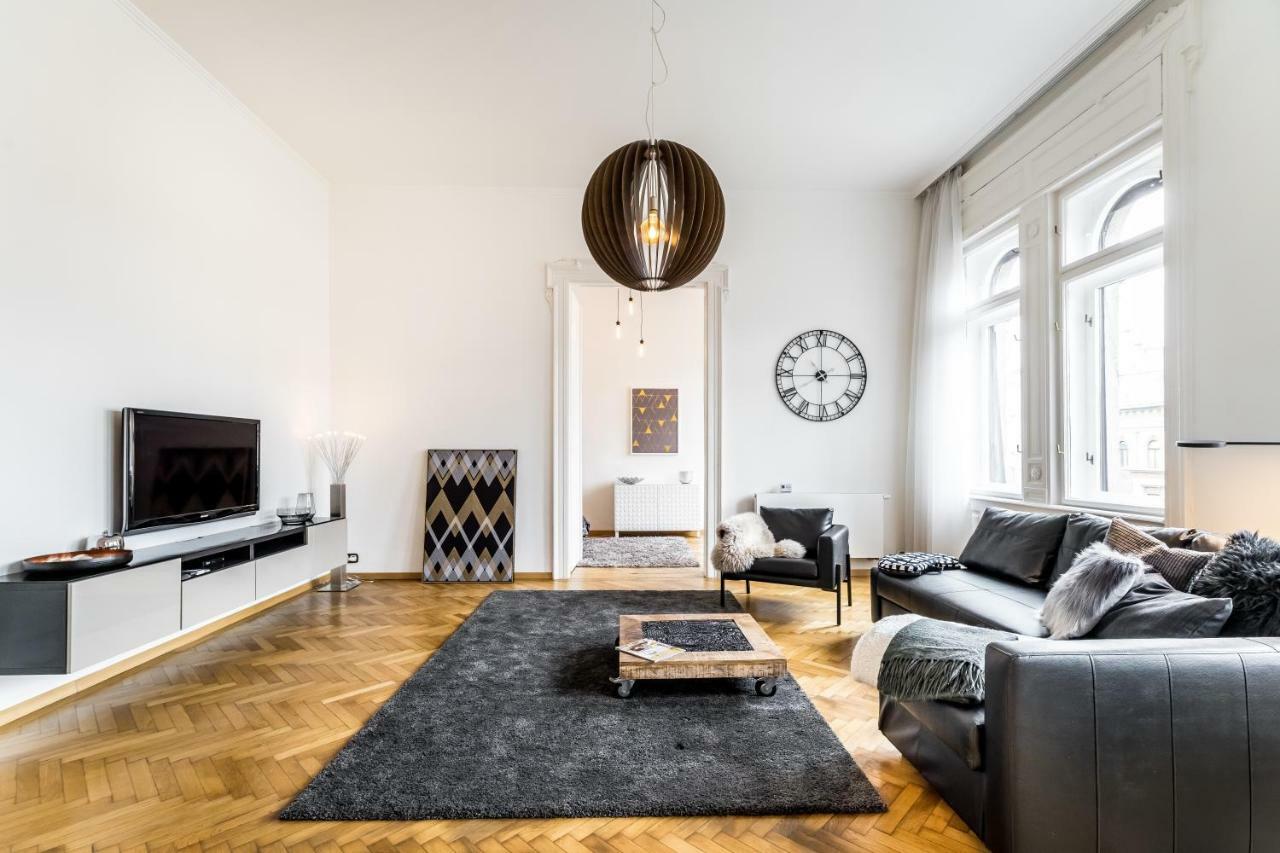 Bpr Luxe De Noir Et Blanc Apartment Budapest Luaran gambar