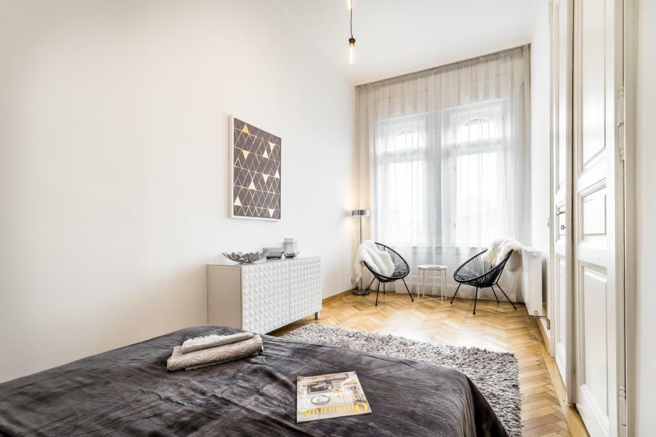 Bpr Luxe De Noir Et Blanc Apartment Budapest Luaran gambar