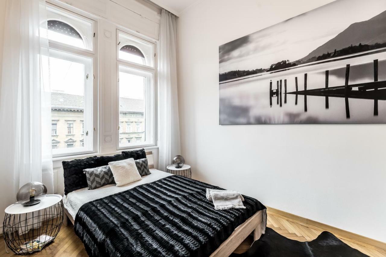 Bpr Luxe De Noir Et Blanc Apartment Budapest Luaran gambar